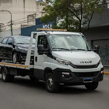 Grúa remolcando un auto por calle de Mar del Plata