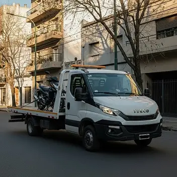 Grúa remolcando una moto negra por calle de Mar del Plata